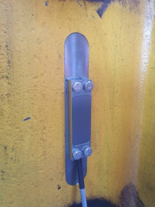 Bolt on strain gauge installed onto steel column